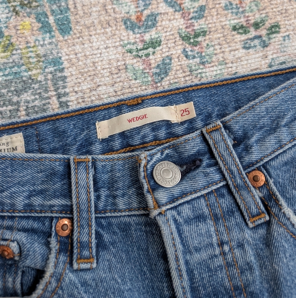 Levi's Wedgie Jeans - Picture 9 of 9